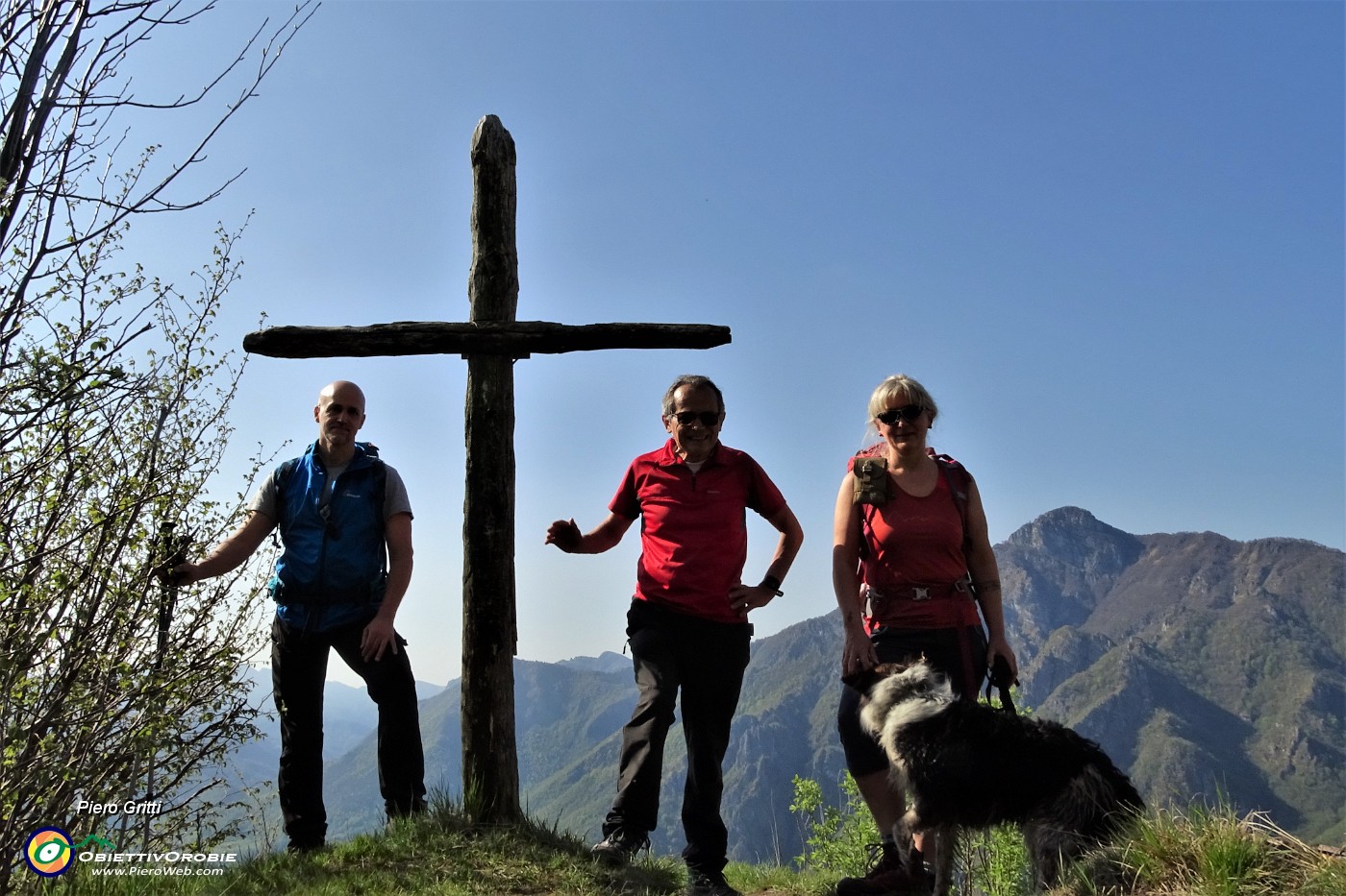 22 Croce in legno su un cocuzzolo panoramico con vista in Sornadello.JPG